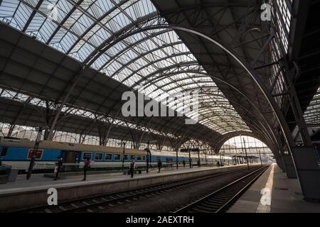 Prag, Tschechien - NOVEMBER 3, 2019: Abflughalle von Praha Hlavni Nadrazi Hauptbahnhof, mit Plattformen, Züge und Passagiere. Es ist das am meisten Stockfoto