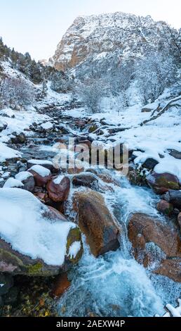 Vertikale Panorama der Berg Fluss im Winter in den Bergen Stockfoto