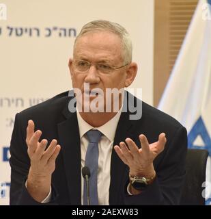 Jerusalem, Israel. 11 Dez, 2019. Benny Gantz, Vorsitzender des Blauen und Weißen Partei, Kohol Levan, ist in der Knesset, dem israelischen Parlament, in Jerusalem, am Mittwoch, 11. Dezember 2019 gesehen. Israelische Gesetzgeber verabschiedet die ursprüngliche Genehmigung heute zu einer Rechnung, die die Regierung auflösen würde. Gantz steigt in den Umfragen vor dem israelischen Ministerpräsidenten Benjamin Netanyahu vor Israel Köpfe zu einem dritte Wahl in einem Jahr, am 2. März 2020. Foto von Debbie Hill/UPI Quelle: UPI/Alamy leben Nachrichten Stockfoto