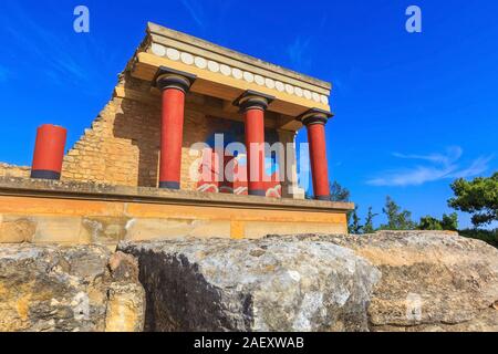 Knossos, Kreta, Griechenland Eingang Nord der minoische Palast mit roten Säulen Stockfoto