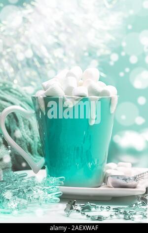 Weihnachten festliche Dekorationen. Noch leben mit Kakao oder Schokolade mit Sahne und Marshmallows und Weihnachten Dekor auf Hintergrund mit Bokeh in trendigen Co Stockfoto
