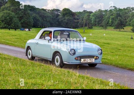 J 853 TEC 1991 blauen Nissan Figaro; klassische Autos, historics, gehegt und gepflegt, Oldtimer, sammelbaren restaurierten alten Veteran, Fahrzeuge vergangener Zeiten anreisen, für die Mark Woodward historischen Motorsport event bei Leighton Hall, Carnforth, Großbritannien Stockfoto