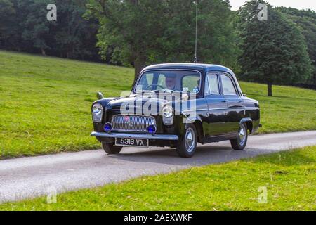 1960 60s schwarze Ford Präfekt Limousine; Oldtimer, historiker, geschätzt, Oldtimer, Sammlerstück restaurierter Oldtimer-Veteran, 60s Fahrzeuge vergangener Zeiten, die zum historischen Auto-Event von Mark Woodward in Leighton Hall, Carnforth, Großbritannien, eintreffen Stockfoto