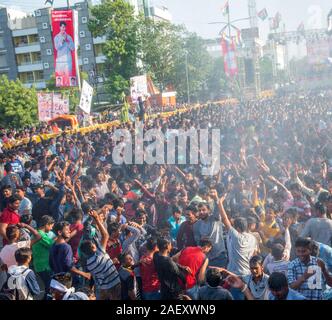 AMRAVATI, MAHARASHTRA, Indien - 8. SEPTEMBER 2018: die Masse der jungen Menschen Spaß und Tanz in der "Govinda" an Dahi Handi festival Gott K zu feiern. Stockfoto