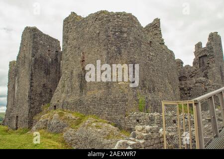 Carreg Cennen Schloss sitzt hoch auf einem Hügel in der Nähe des Flusses Cennen in das Dorf Trapp, vier Meilen südlich von Llandeilo in Carmarthenshire, South Wales Stockfoto