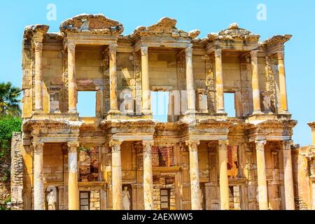 Celsus Bibliothek close-up Details in Ephesus, Efes, Türkei anzeigen Stockfoto