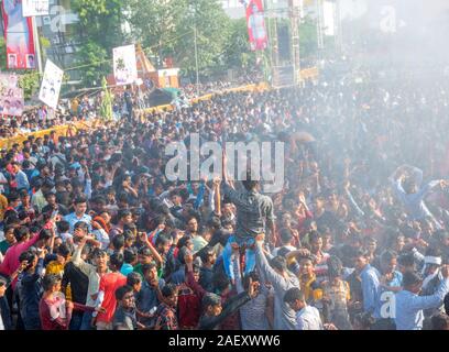 AMRAVATI, MAHARASHTRA, Indien - 8. SEPTEMBER 2018: die Masse der jungen Menschen Spaß und Tanz in der "Govinda" an Dahi Handi festival Gott K zu feiern. Stockfoto