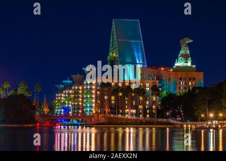 Orlando, Florida. Dezember 06, 2019. Bunt und beleuchtet Hotel mit Delphin Statue am Lake Buena Vista Stockfoto