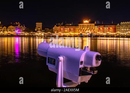 Orlando, Florida. Dezember 06, 2019. Spyglass mit Blick auf bunte Dockside, vom Leuchtturm Gegend am Lake Buena Vista Stockfoto