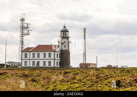 Gozon, Spanien. Der Leuchtturm am Cabo de Penas (Kap Penes) Stockfoto