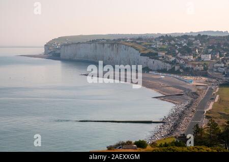 Weißen Felsen- und Kiesstrand, Mesnil-Val Stadt am Meer, Seine-Maritime (76), Normandie, Frankreich Stockfoto