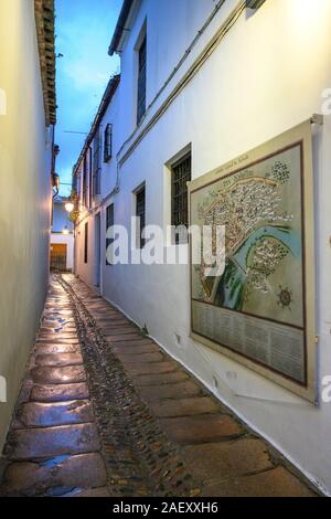 Schmale Gasse der mittelalterlichen Synagoge in der alten Juderia Viertel, Crdoba Synagoge, Distrito Centro, Cordoba, Andalusien, Spanien Stockfoto