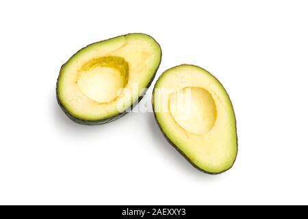 Halbierte avocado ohne Samen auf weißem Hintergrund Stockfoto