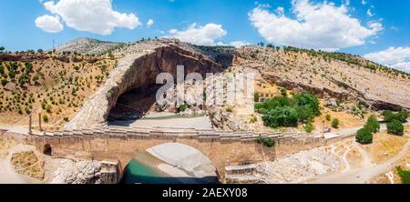 Luftaufnahme des Severan Brücke, Cendere Koprusu ist eine späte römische Brücke, in der Nähe von Nemrut Dagi, Adiyaman, Türkei. Fahrbahn durch die antiken Säulen flankiert Stockfoto