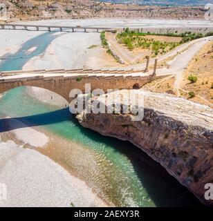 Luftaufnahme des Severan Brücke, Cendere Koprusu ist eine späte römische Brücke, in der Nähe von Nemrut Dagi, Adiyaman, Türkei. Fahrbahn durch die antiken Säulen flankiert Stockfoto