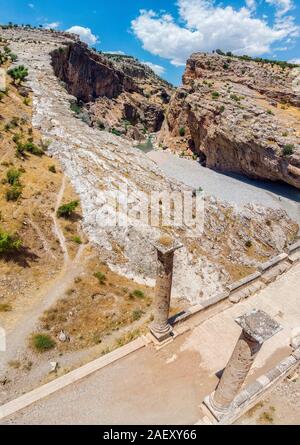 Luftaufnahme des Severan Brücke, Cendere Koprusu ist eine späte römische Brücke, in der Nähe von Nemrut Dagi, Adiyaman, Türkei. Fahrbahn durch die antiken Säulen flankiert Stockfoto