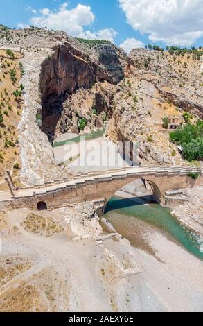 Luftaufnahme des Severan Brücke, Cendere Koprusu ist eine späte römische Brücke, in der Nähe von Nemrut Dagi, Adiyaman, Türkei. Fahrbahn durch die antiken Säulen flankiert Stockfoto