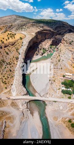 Luftaufnahme des Severan Brücke, Cendere Koprusu ist eine späte römische Brücke, in der Nähe von Nemrut Dagi, Adiyaman, Türkei. Fahrbahn durch die antiken Säulen flankiert Stockfoto