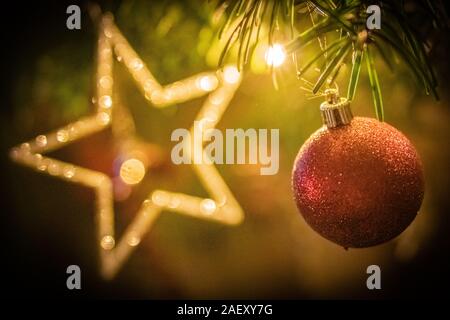 Geschmückten Weihnachtsbaum in der Nähe mit glitzerndem Tand, Lichterketten und verschwommenes Star Stockfoto