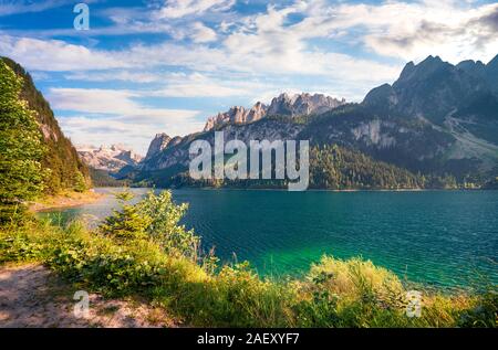 Sonnigen Sommermorgen auf dem Gosausee (vorderer Gosausee) mit Blick auf den Hohen Dachstein und Gosau Gletscher. Bunte outdoor Szene in Oberösterreich Al Stockfoto