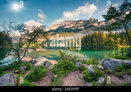 Sonnigen sommermorgen am Hintersee. Bunte outdoor Szene in den österreichischen Alpen, Salzburg, Österreich, Europa. Künstlerischen Stil nachbearbeitete Foto. Stockfoto