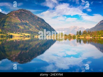 Helle, sonnige Aussicht auf gessl Dorf. Farbenfrohe Sommer morgen auf der Grundlsee, Liezen Bezirk der Steiermark, Österreich, Alpen. Europa. Künstlerischen Stil po Stockfoto