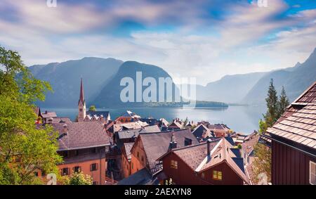 Bunte Sommermorgen in der Hallstatt Dorf. Schöne outdoor Szene auf der Hallstattersee See, Liezen Bezirk der Steiermark, Österreich, Alpen. Europa Stockfoto