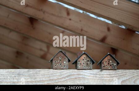 Serie von insektenhotels als Maßnahme für den Umweltschutz und das Artensterben in der Natur Garten Stockfoto