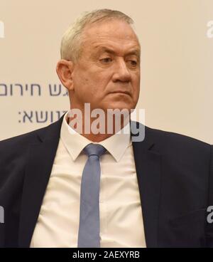 Jerusalem, Israel. 11 Dez, 2019. Benny Gantz, Vorsitzender des Blauen und Weißen Partei, Kohol Levan, ist in der Knesset, dem israelischen Parlament, in Jerusalem, am Mittwoch, 11. Dezember 2019 gesehen. Israelische Gesetzgeber verabschiedet die ursprüngliche Genehmigung heute zu einer Rechnung, die die Regierung auflösen würde. Gantz steigt in den Umfragen vor dem israelischen Ministerpräsidenten Benjamin Netanyahu vor Israel Köpfe zu einem dritte Wahl in einem Jahr, am 2. März 2020. Foto von Debbie Hill/UPI Quelle: UPI/Alamy leben Nachrichten Stockfoto