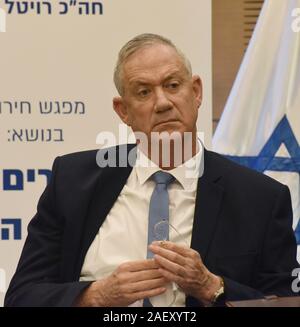 Jerusalem, Israel. 11 Dez, 2019. Benny Gantz, Vorsitzender des Blauen und Weißen Partei, Kohol Levan, ist in der Knesset, dem israelischen Parlament, in Jerusalem, am Mittwoch, 11. Dezember 2019 gesehen. Israelische Gesetzgeber verabschiedet die ursprüngliche Genehmigung heute zu einer Rechnung, die die Regierung auflösen würde. Gantz steigt in den Umfragen vor dem israelischen Ministerpräsidenten Benjamin Netanyahu vor Israel Köpfe zu einem dritte Wahl in einem Jahr, am 2. März 2020. Foto von Debbie Hill/UPI Quelle: UPI/Alamy leben Nachrichten Stockfoto