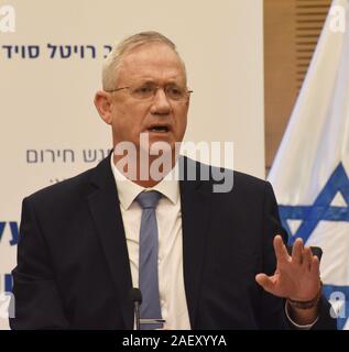 Jerusalem, Israel. 11 Dez, 2019. Benny Gantz, Vorsitzender des Blauen und Weißen Partei, Kohol Levan, ist in der Knesset, dem israelischen Parlament, in Jerusalem, am Mittwoch, 11. Dezember 2019 gesehen. Israelische Gesetzgeber verabschiedet die ursprüngliche Genehmigung heute zu einer Rechnung, die die Regierung auflösen würde. Gantz steigt in den Umfragen vor dem israelischen Ministerpräsidenten Benjamin Netanyahu vor Israel Köpfe zu einem dritte Wahl in einem Jahr, am 2. März 2020. Foto von Debbie Hill/UPI Quelle: UPI/Alamy leben Nachrichten Stockfoto