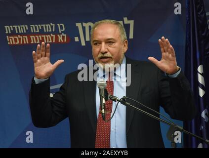 Jerusalem, Israel. 11 Dez, 2019. Avigdor Lieberman, der Vorsitzende der Yisrael Beiteinu Partei, spricht auf einer Fraktionssitzung in der Knesset, dem israelischen Parlament, in Jerusalem, am Mittwoch, 11. Dezember 2019. Israelische Gesetzgeber verabschiedet die ursprüngliche Genehmigung heute zu einer Rechnung, die die Regierung auflösen würde. Die Knesset abstimmen werden, ob Israelis an Dritte Wahl in einem Jahr, am 2. März 2020, von 24.00 Uhr. Foto von Debbie Hill/UPI Quelle: UPI/Alamy leben Nachrichten Stockfoto