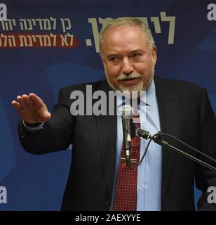 Jerusalem, Israel. 11 Dez, 2019. Avigdor Lieberman, der Vorsitzende der Yisrael Beiteinu Partei, spricht auf einer Fraktionssitzung in der Knesset, dem israelischen Parlament, in Jerusalem, am Mittwoch, 11. Dezember 2019. Israelische Gesetzgeber verabschiedet die ursprüngliche Genehmigung heute zu einer Rechnung, die die Regierung auflösen würde. Die Knesset abstimmen werden, ob Israelis an Dritte Wahl in einem Jahr, am 2. März 2020, von 24.00 Uhr. Foto von Debbie Hill/UPI Quelle: UPI/Alamy leben Nachrichten Stockfoto