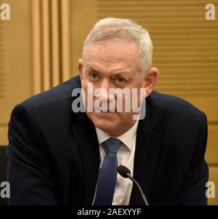 Jerusalem, Israel. 11 Dez, 2019. Benny Gantz, Vorsitzender des Blauen und Weißen Partei, Kohol Levan, ist in der Knesset, dem israelischen Parlament, in Jerusalem, am Mittwoch, 11. Dezember 2019 gesehen. Israelische Gesetzgeber verabschiedet die ursprüngliche Genehmigung heute zu einer Rechnung, die die Regierung auflösen würde. Gantz steigt in den Umfragen vor dem israelischen Ministerpräsidenten Benjamin Netanyahu vor Israel Köpfe zu einem dritte Wahl in einem Jahr, am 2. März 2020. Foto von Debbie Hill/UPI Quelle: UPI/Alamy leben Nachrichten Stockfoto