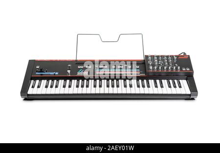 Roland JX-3P-Synthesizer mit dem PG-200 Programmer. Weißer Hintergrund. Stockfoto