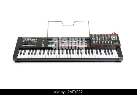 Roland JX-3P-Synthesizer mit dem PG-200 Programmer. Weißer Hintergrund. Stockfoto