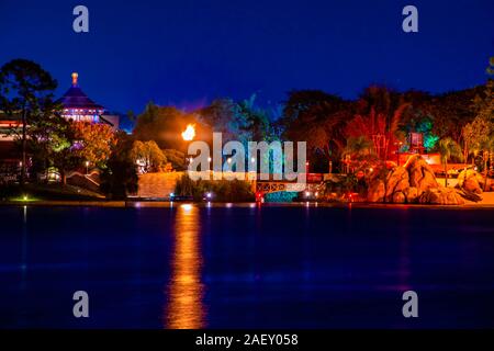 Orlando, Florida. Dezember 06, 2019. Schöne Sicht auf China Pavillion und Blue Lake in Epcot Stockfoto