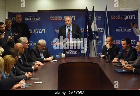 Jerusalem, Israel. 11 Dez, 2019. Avigdor Lieberman, der Vorsitzende der Yisrael Beiteinu Partei, spricht auf einer Fraktionssitzung in der Knesset, dem israelischen Parlament, in Jerusalem, am Mittwoch, 11. Dezember 2019. Israelische Gesetzgeber verabschiedet die ursprüngliche Genehmigung heute zu einer Rechnung, die die Regierung auflösen würde. Die Knesset abstimmen werden, ob Israelis an Dritte Wahl in einem Jahr, am 2. März 2020, von 24.00 Uhr. Foto von Debbie Hill/UPI Quelle: UPI/Alamy leben Nachrichten Stockfoto