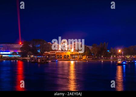 Orlando, Florida. Dezember 06, 2019. Panoramablick auf Maya Pyramide auf Sky blue background in Epcot (8) Stockfoto