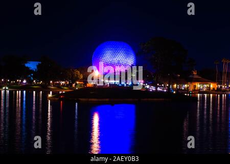 Orlando, Florida. Dezember 06, 2019. Panoramablick auf das beleuchtete große Kugel und Weihnachtsbaum in Epcot Stockfoto