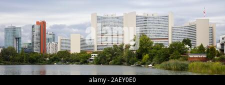 Blick vom Kaiserwasser zu Donaucity, Vienna International Center, VIC, UNO-City, Wien, Österreich, Europa Stockfoto