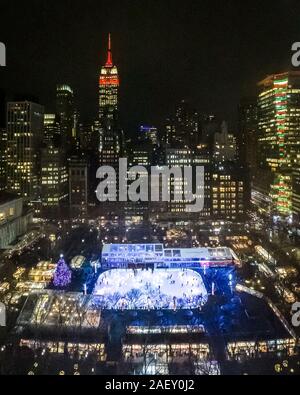 New York, USA, 10. Dezember 2019. Eislaufen in der Nacht in Manhattan im Bryant Park. Credit: Enrique Ufer/Alamy Stock Foto Stockfoto