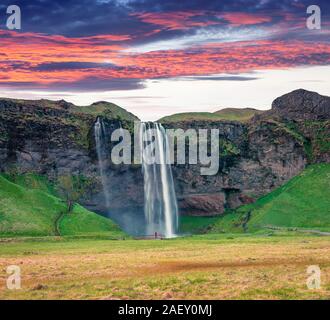 Fantastische morgen Blick auf Seljalandfoss Wasserfall auf Seljalandsa River. Farbenfrohe Sommer Sonnenaufgang in Island, Europa. Künstlerischen Stil nachbearbeitete Pho Stockfoto