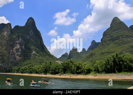 Guilin, den Kalkstein Berge aus dem Li Fluss gesehen Stockfoto