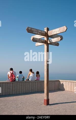 Familie mit Blick auf den Ärmelkanal an einem Aussichtspunkt in der Nähe von Le Treport mit einem direktionale Zeichen zeigen, Entfernung zu den europäischen Städten, Seine-Maritime (76), noch Stockfoto