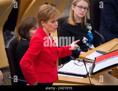 Edinburgh, Großbritannien. 11. Dezember 2019. Im Bild: Nicola Sturgeon MSP - Erster Minister von Schottland und Leiter der Scottish National Party (SNP). Wöchentliche Sitzung des Ersten Minister Fragen an das schottische Parlament am letzten Tag des Wahlkampfes vor den Abstimmungen öffnen. Credit: Colin Fisher/Alamy leben Nachrichten Stockfoto