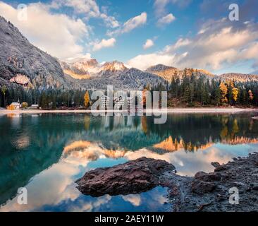 Schönen Morgen auf Pragser See. Farbenprächtige Herbstlandschaft in den italienischen Alpen Naturpark Fanes-Sennes-Prags, Dolomiten, Italien, Europa. Stockfoto