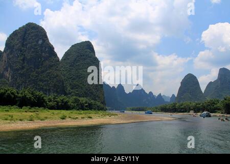 Guilin, den Kalkstein Berge aus dem Li Fluss gesehen Stockfoto