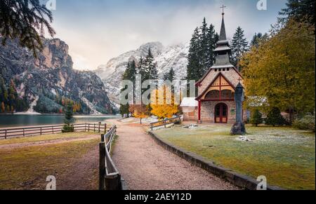 Kleine Kirche am Pragser See. Farbenprächtige Herbstlandschaft in den italienischen Alpen Naturpark Fanes-Sennes-Prags, Dolomiten, Italien, Europa. Stockfoto