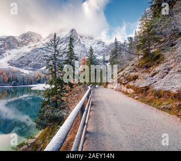 Erster Schnee auf Pragser See. Farbenprächtige Herbstlandschaft in den italienischen Alpen Naturpark Fanes-Sennes-Prags, Dolomiten, Italien, Europa Stockfoto